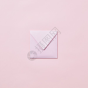 邮件模板空手工信封祝贺卡个浅粉色背景与模型手工信封模型,用于粘贴粉红色背景上的明信片背景