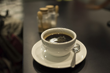 黑桌子上的黑咖啡背景图片