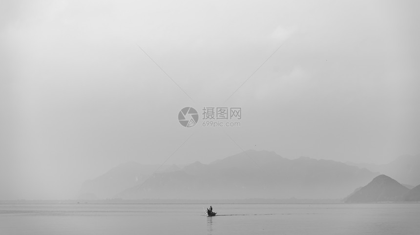 独自人的照片,海上的单船很少图片