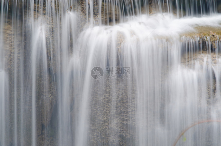 埃拉万瀑布,美丽的瀑布与阳光射线深森林,埃拉万公园坎查纳布里,泰国图片