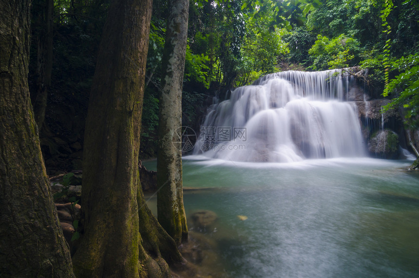泰国卡拉万瀑布公园深林瀑布图片