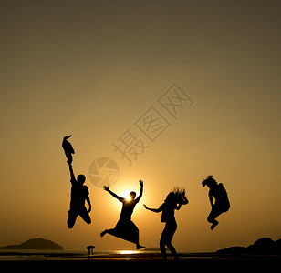 黎明时分,幸福的家庭站海滩上图片