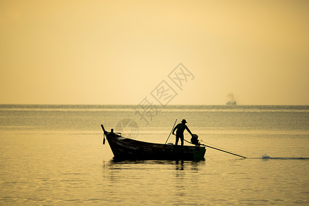 海上日落的渔船图片