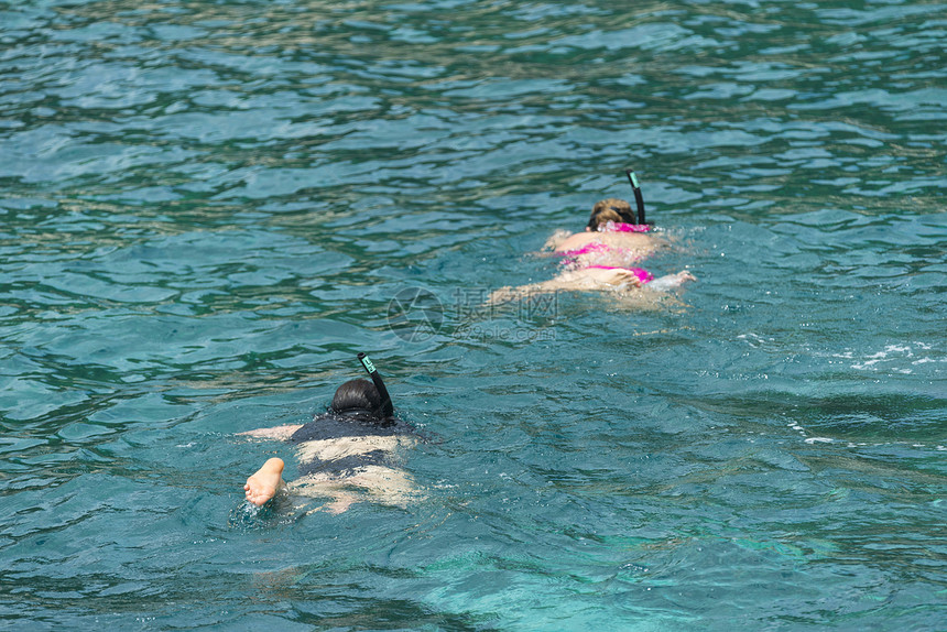 泰国普吉岛穿着比基尼的游客普吉岛的海里游泳图片