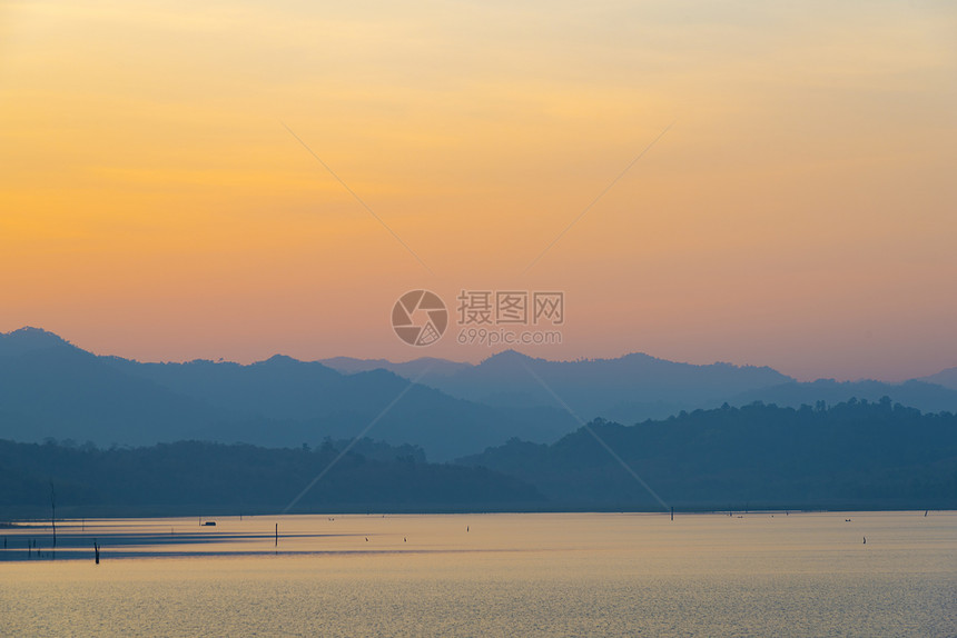 泰国坎查纳布里的热带湖泊日落图片