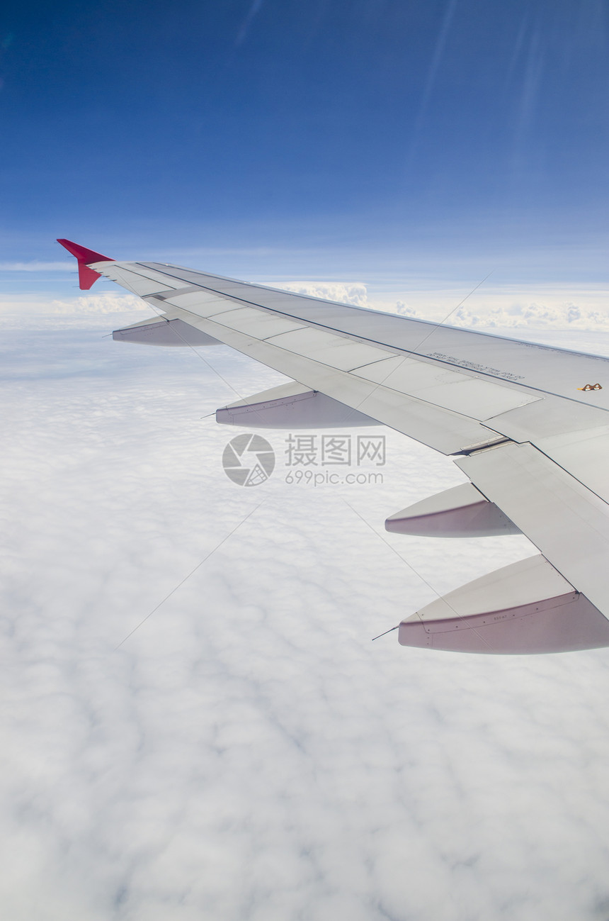 透过飞机的窗户看的云天空图片