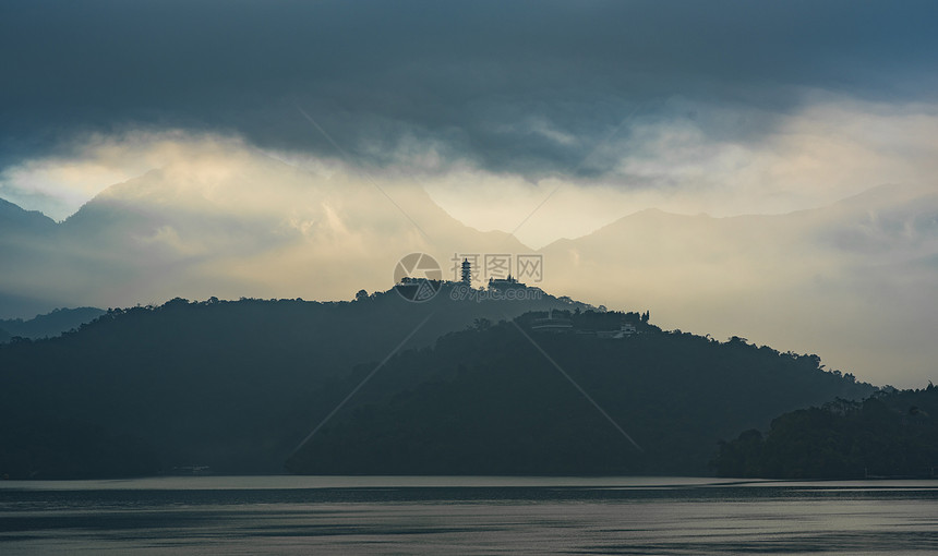 台北日月湖上的日出图片