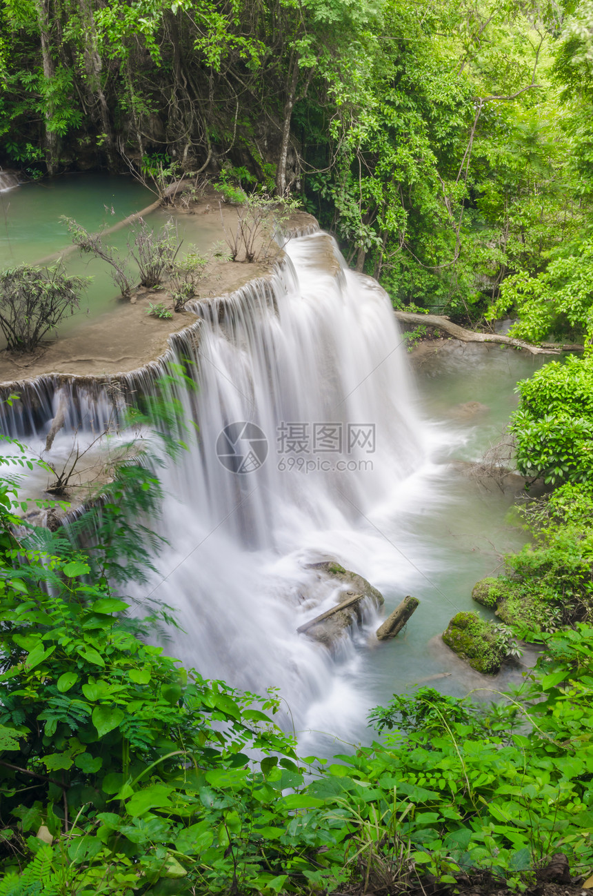埃拉万瀑布,美丽的瀑布与阳光射线深森林图片