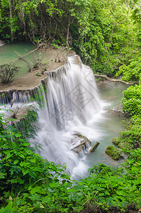 埃拉万瀑布,美丽的瀑布与阳光射线深森林图片