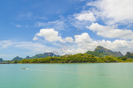 清澈的水蓝天泰国克拉比省的海滩图片