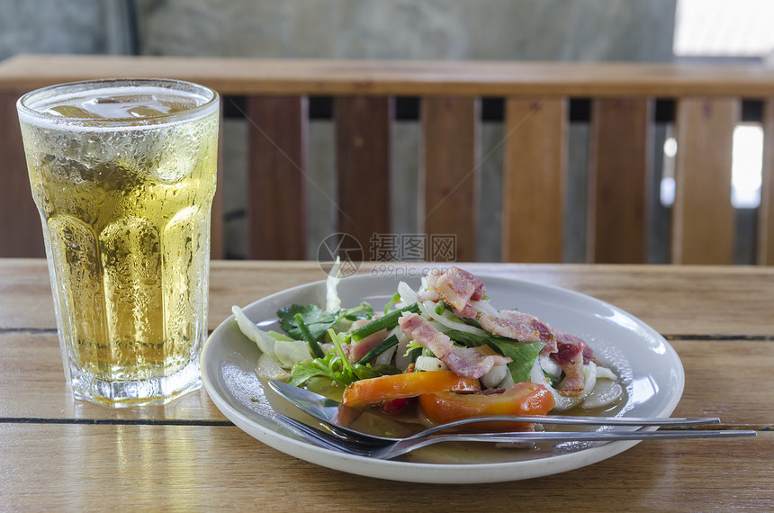 泰国食物沙拉加啤酒图片