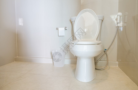 马桶打开浴室里的白色马桶背景