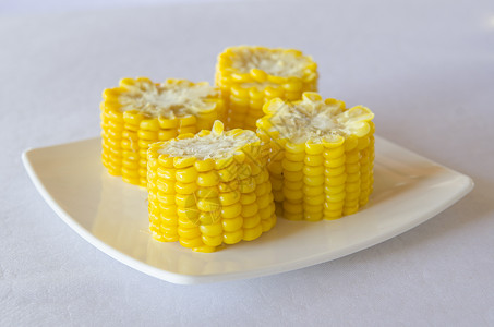 盘子里的玉米图片