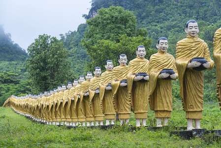 缅甸寺庙里许多佛像高清图片