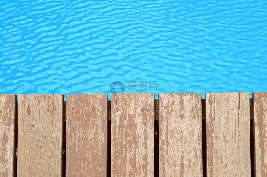 游泳池的部分蓝色的水图片
