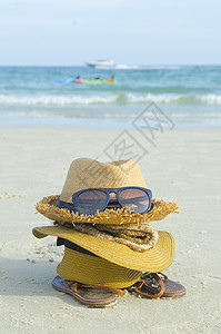 夏季海滩袋,草帽,毛巾,阳光拖鞋沙滩上图片