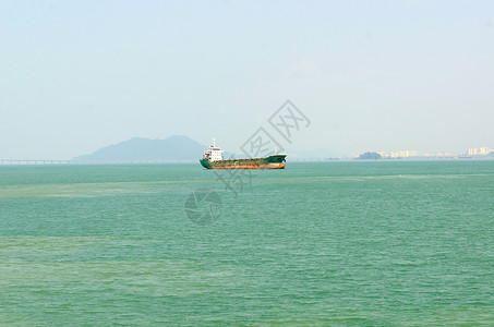 艘货船驶过槟榔屿大桥的景观形象图片