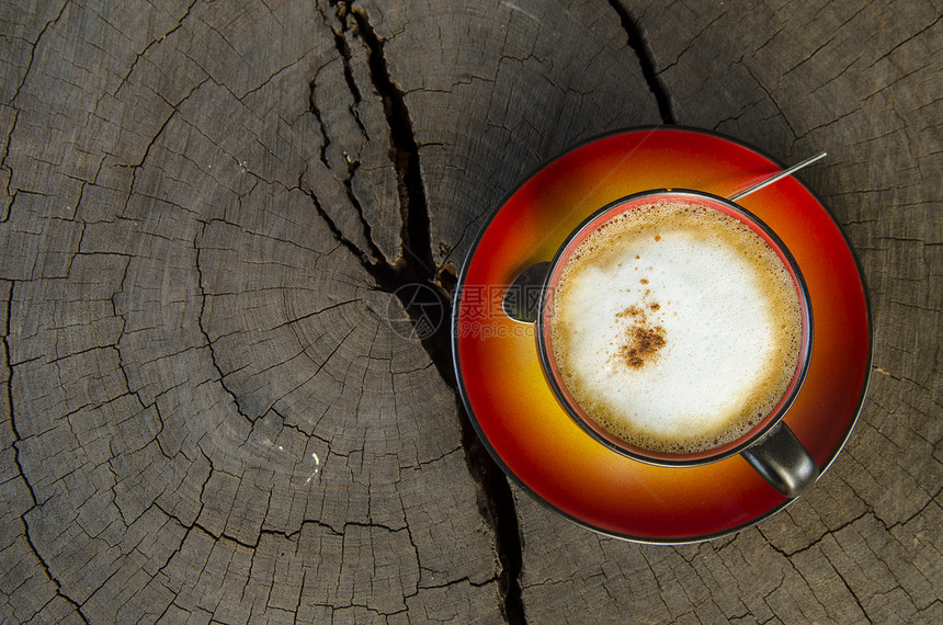 木背景上的杯艺术咖啡图片