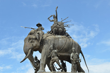 大象上帝蓝色天空中的大象雕像,泰国苏潘布里省纳雷斯安国王的纪念碑背景