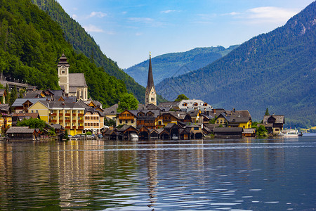 奥地利阿尔卑斯山的霍尔斯特湖上的霍尔斯特特村背景