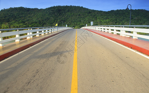 沥青路蓝天山图片