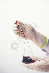白色背景下科学实验室璃器皿中的化学液体图片
