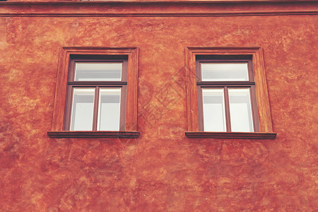 彩色水泥墙上的老式窗户图片