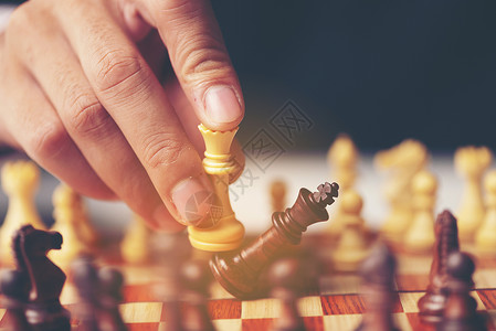 商人之手移动象棋人物比赛中成功发挥战略管理领导理念图片
