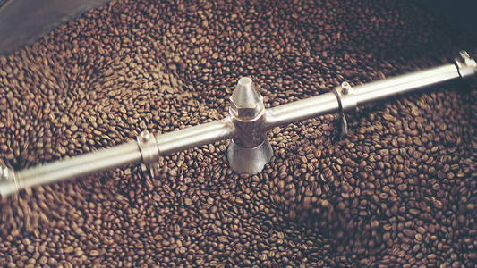 新鲜烘焙芳香咖啡豆现代咖啡烘焙机,老式过滤图像图片