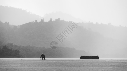 泰国湖里的老庙,黑白相间图片