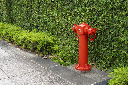 红色消防管城市场景,步行道图片