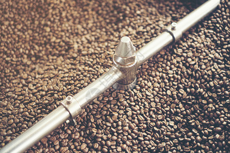 新鲜烘焙芳香咖啡豆现代咖啡烘焙机,老式过滤图像图片