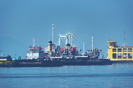 国际集装箱货船海洋中的物流运输图片