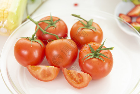 新鲜的红色西红柿图片