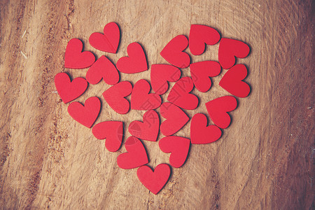 红色的心抽象的背景上塑造,情人节的爱情中,甜蜜而浪漫的时刻背景图片
