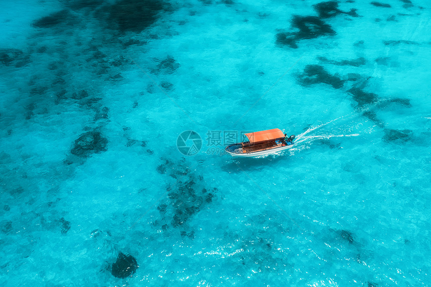 夏天阳光明媚的日子,透明的蓝色水中俯瞰渔船非洲桑给巴尔印度洋漂浮船的无人驾驶飞机上俯瞰景观与游艇清澈的大海海图片