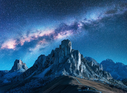 夏天晚上山上的银河高山山谷景观,蓝天银河星星,山上的建筑物,岩石空中视野意大利白云岩的帕索贾乌背景图片