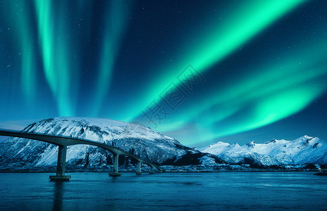 黄石市磁湖挪威洛福滕岛夜间雪山上的桥北极光惊人的北极光水中的反射冬季景观星空,极地灯光,道路,海洋背景