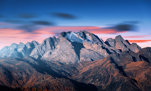 意大利的白云岩,秋天的月光照亮了山峰美丽的风景与山,森林山上,蓝天与粉红色的云,星星黄昏意大利阿尔卑斯山高岩石背景图片