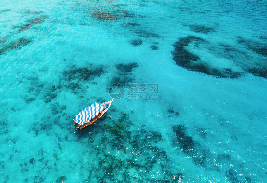 夏天阳光明媚的日子里,清澈的碧水中俯瞰渔船非洲桑给巴尔印度洋的无人驾驶飞机上俯瞰景观与摩托艇,透明的海洋海景图片