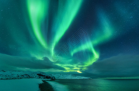瞬变的海洋上的北极光星空与极地的冬季景观背景