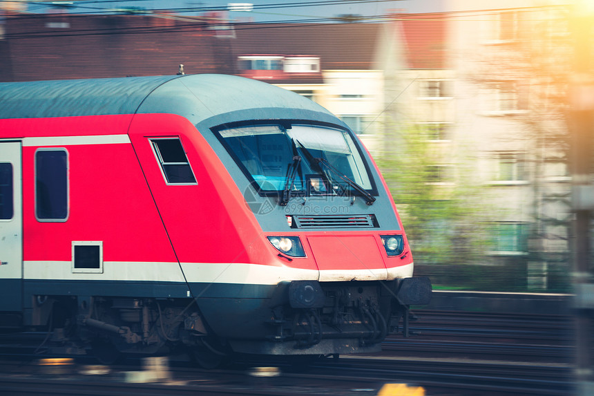 日落时轨道上运动的高速客运列车通勤火车德国纽伦堡火车站带复古色调的铁路图片