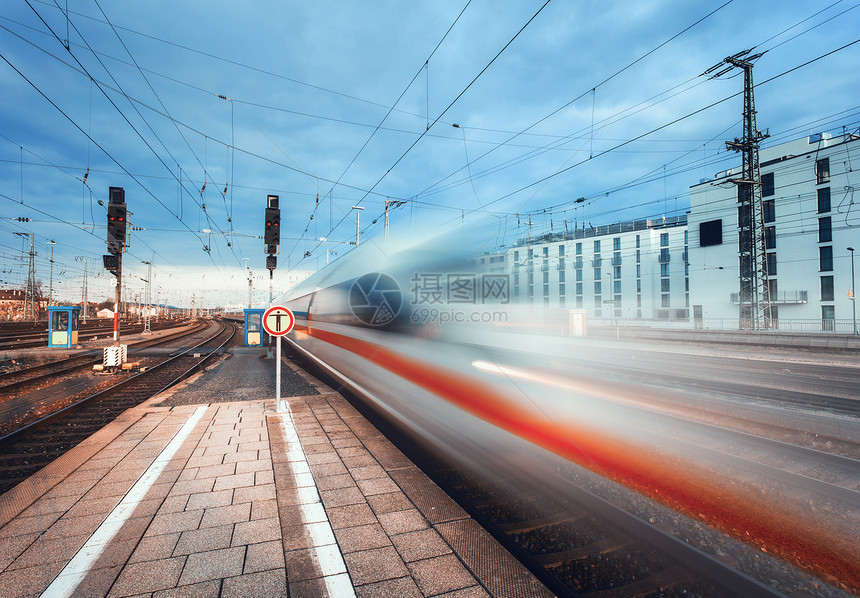 高速客运列车铁路轨道上运动模糊的通勤列车城市的铁路站台欧洲火车站带复古色调的铁路工业景观图片