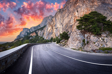 惊人的道路小山暮光高清图片