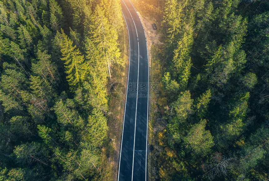 白云岩日落时美丽的春天森林中道路的鸟瞰图完美的沥青巷道,绿色的松树自然景观与公路林地欧洲旅行图片