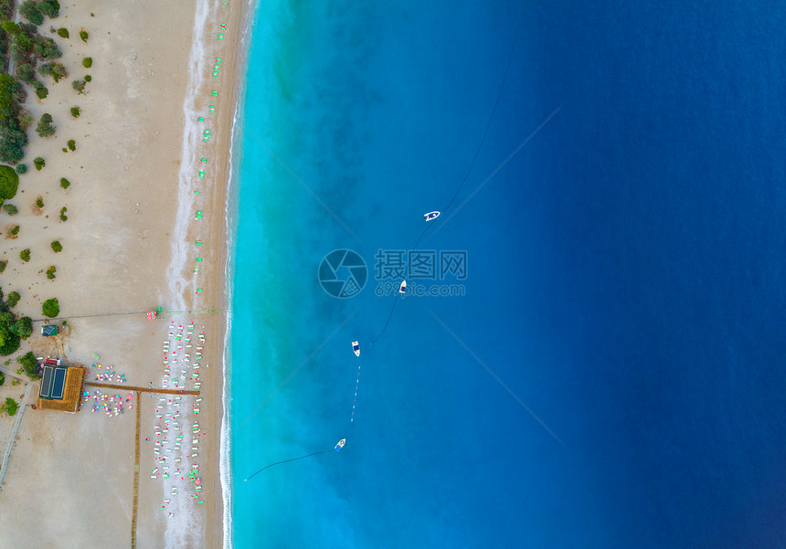 土耳其Oludeniz地中海船只的鸟瞰图美丽的夏季海景与船只,清澈的蔚蓝水沙滩阳光明媚的日子无人机上游艇的顶部视图图片