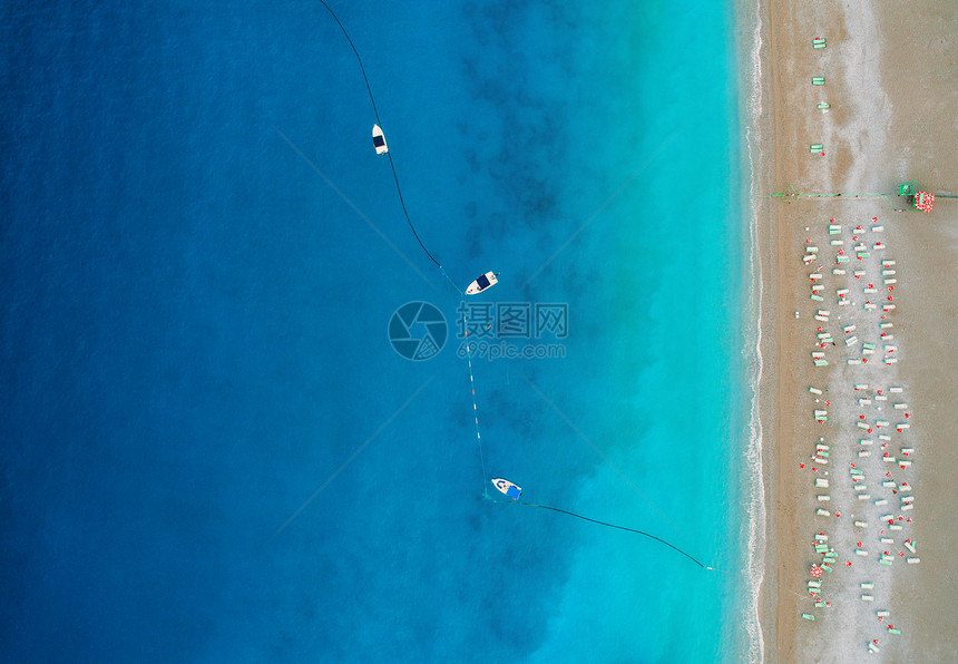 土耳其Oludeniz地中海船只的鸟瞰图美丽的夏季海景与船只,清澈的蔚蓝水沙滩阳光明媚的日子无人机上游艇的顶部视图图片