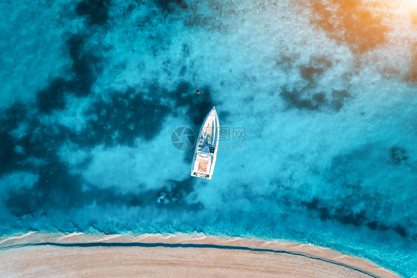 夏天日落时,白色游艇清澈的碧水中的鸟瞰无人驾驶的船,沙滩上俯瞰印度洋非洲桑给巴尔旅行热带景观与摩托艇,海图片