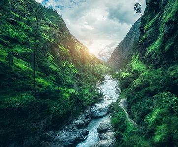 比利茨基戏剧的日落时,美丽的山覆盖着青草景观与高山峡谷,河流,草地森林,天空与云夏季尼泊尔阴天的晚上喜马拉雅山旅行自然背景