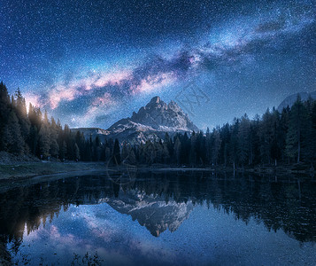 比利茨基星星夜晚安托诺湖上空的银河夏季景观高山树木蓝天银河星星,美丽的倒影水中,高岩石意大利白云石自然背景